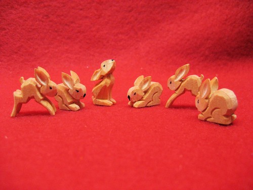 Geschnitzte figuren häschen - geschnitzte, figuren,